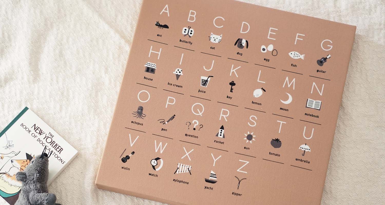 ベージュのアルファベット知育パネル
