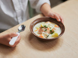 砥部焼こどもボウルFUNに子供が手を添えている様子