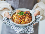 砥部焼こどもボウル鳥にパスタ料理を盛った様子