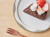 砥部焼こどもプレート花にチョコケーキを乗せた様子