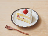 砥部焼こどもプレートFUNにいちごのショートケーキを乗せた様子