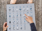 ライトグレーのキャンバス地でできたアルファベットの知育パネル