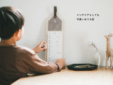 ファミリーカレンダー2027を子供が使っている様子