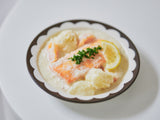砥部焼こどもプレートFUNにサーモン料理を盛った様子