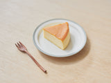 砥部焼こどもプレートとり鳥にチーズケーキを乗せた様子